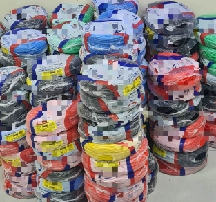 Imepi coleta fios elétricos irregulares em empresa no Centro de Teresina