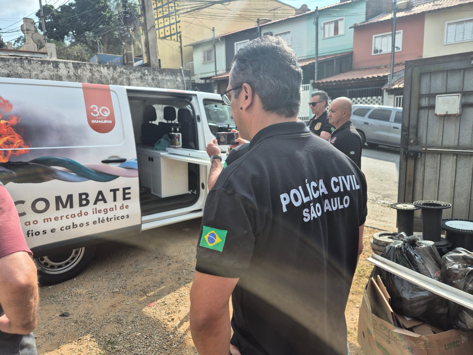 Apreensões em São Paulo intensificam ações contra fabricação de cabos adulterados.